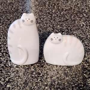 Ceramic White Set Of Sitting Cats, Salt And Pepper Shakers Or Figurines